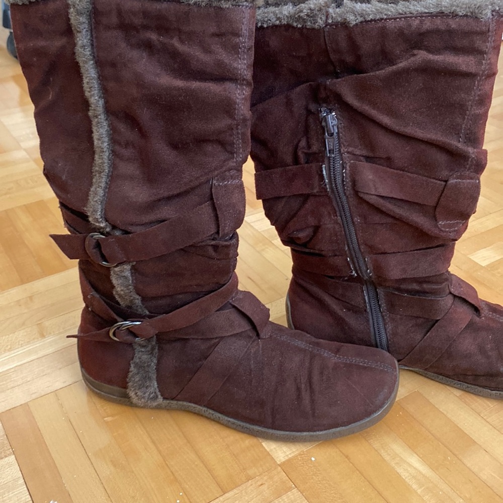Dark brown shoes, with belt and fur as added style. Size 7